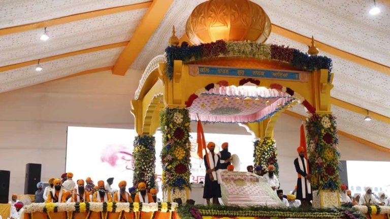 2,200 Sikhs From India Have Arrived In Pakistan. Read Why!