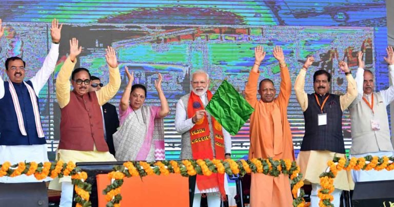 PM Modi ने दिखाई  इंदौर से वाराणसी काशी महाकाल एक्सप्रेस को हरी झंडी| Read Fare, Route, Features!
