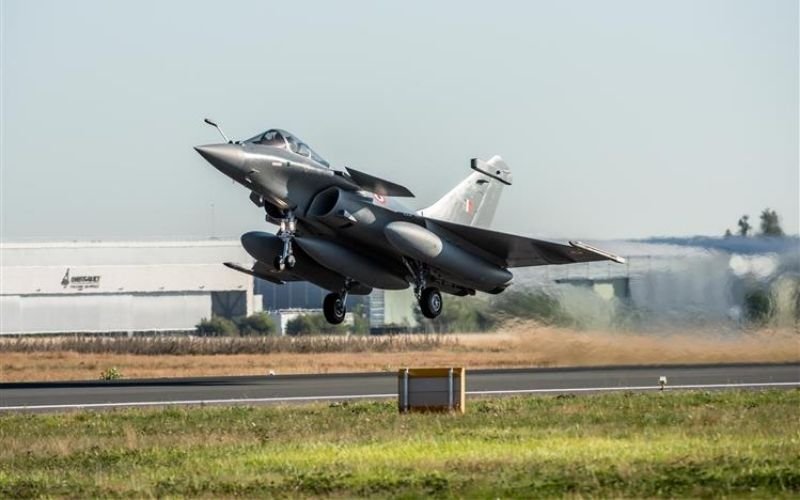 rafale jet taking off