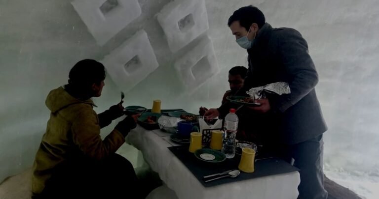 भारत को कश्मीर के गुलमर्ग में अपना पहला इग्लू कैफे मिला, अब बर्फ पर बने टेबल और बेंच पर बैठ भोजन कर सकेंगे आप